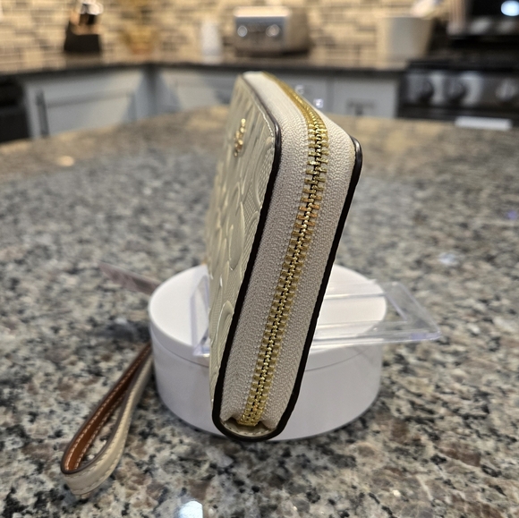 Coach Long Zip Around Wallet / Wristlet NWT - Picture 4 of 7